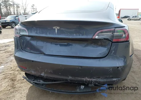 2021 Tesla Model 3 Standard Range Plus Rear-Wheel Drive z USA, uszkodzony, nr VIN 5YJ3E1EA8MF918284
